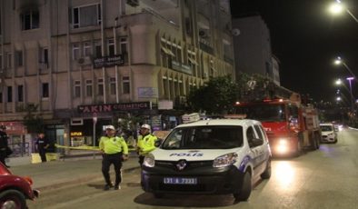 Hatay’da eşi ve 3 çocuğunun bulunduğu evini ateşe verdi