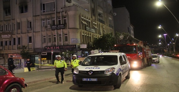 Hatay’da eşi ve 3 çocuğunun bulunduğu evini ateşe verdi