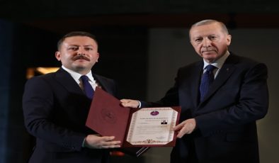 CUMHURBAŞKANI ERDOĞAN’DAN HATAY VALİ YARDIMCISI CAFER EKİNCİ’YE ÜSTÜN HİZMET ÖDÜLÜ