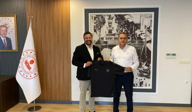 KAYMAKAM AKDAŞ’A HATAYSPOR FORMASI HEDİYE EDİLDİ