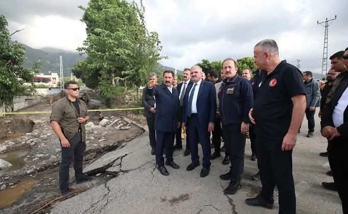 BAKAN YARDIMCISI KARALOĞLU, PAYAS’TA SAĞANAKTAN ETKİLENEN ALANLARI İNCELEDİ