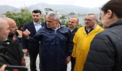 HATAY’DA SEL SEFERBERLİĞİ: BAŞKAN ÖNTÜRK İLK ANDAN İTİBAREN SAHADA