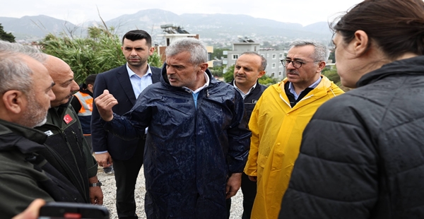 HATAY’DA SEL SEFERBERLİĞİ: BAŞKAN ÖNTÜRK İLK ANDAN İTİBAREN SAHADA