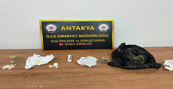 ANTAKYA’DA KAÇMAYA ÇALIŞAN UYUŞTURUCU TACİRLERİ YAKALANDI