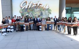HATAY’IN BAŞARILI GENÇLERİ ÖDÜLLERİNİ BAŞKAN ÖNTÜRK’TEN ALDI