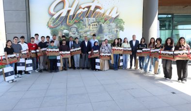 HATAY’IN BAŞARILI GENÇLERİ ÖDÜLLERİNİ BAŞKAN ÖNTÜRK’TEN ALDI