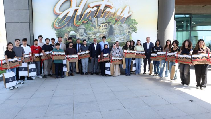 HATAY’IN BAŞARILI GENÇLERİ ÖDÜLLERİNİ BAŞKAN ÖNTÜRK’TEN ALDI