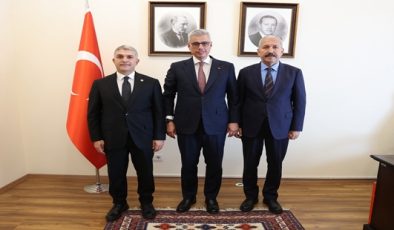 AK PARTİ HATAY MİLLETVEKİLLERİNDEN SAĞLIK BAKANI KEMAL DERVİŞOĞLU’NA ZİYARET